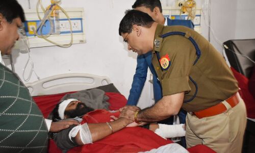 रामपुर में बस और ट्रक का एक्सीडेंट, दो की मौत तीन दर्जन की मौत, एसपी ने किय मौका मुआयना