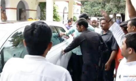 शिवपाल की गाड़ी से हटा सपा का झंडा, डीएम एसएसपी से मिलकर जनता की उठाई समस्या