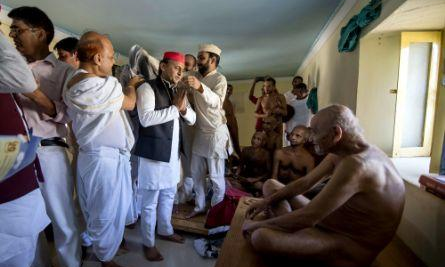 अखिलेश ने लिया जैन मुनि से आशीर्वाद अखिलेश ने लिया जैन मुनि से आशीर्वाद