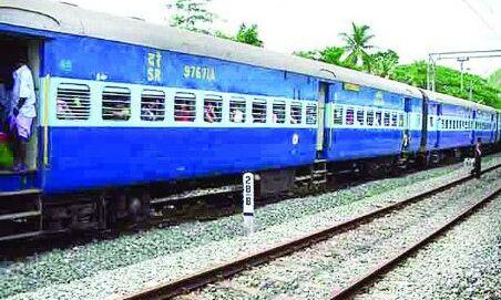 वायरल वीडियो : ट्रैन के नीचे गिरा युवक , फिर हुआ ऐसा करिश्मा देखकर चौंक जाएंगे आप वायरल वीडियो : ट्रैन के नीचे गिरा युवक , फिर हुआ ऐसा करिश्मा देखकर चौंक जाएंगे आप