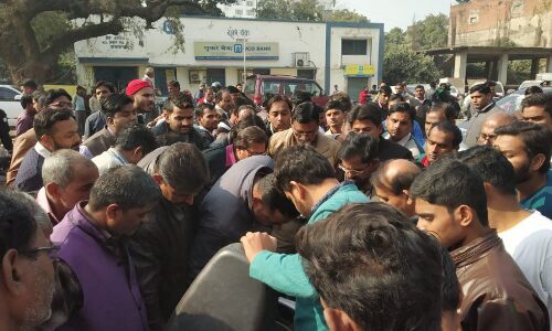 24 घण्टे में प्रयागराज में दूसरी वारदात दिन दहाड़े शहर में प्रॉपर्टी डीलर को मारी गोली 24 घण्टे में प्रयागराज में दूसरी वारदात दिन दहाड़े शहर में प्रॉपर्टी डीलर को मारी गोली