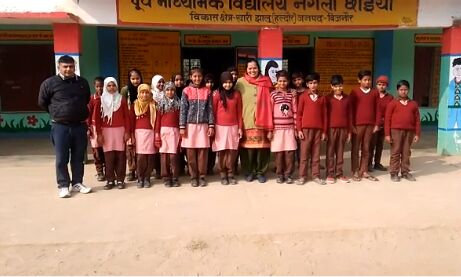 बिग बी अमिताभ ने यूपी के प्राइमरी स्कूल की बच्चियों की तारीफ़!