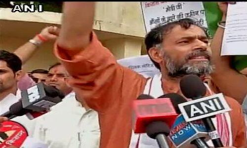 तमिलनाडु: हिरासत में लिए गए योगेंद्र यादव, पुलिस पर मोबाइल छीनने का लगाया आरोप तमिलनाडु: हिरासत में लिए गए योगेंद्र यादव, पुलिस पर मोबाइल छीनने का लगाया आरोप