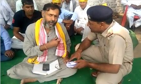 योगेंद्र यादव जिद पर अड़े, किसानों की समस्या सुलझाये बगैर नहीं उठूँगा, तुम्हें जो करना है करो