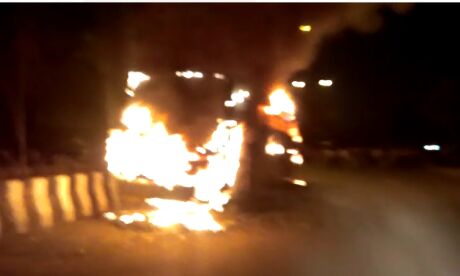 नोएडा: महीनों से खड़ी प्राइवेट बस में लगी भीषण आग, बस जलकर हुई राख, कोई हताहत नही नोएडा: महीनों से खड़ी प्राइवेट बस में लगी भीषण आग, बस जलकर हुई राख, कोई हताहत नही