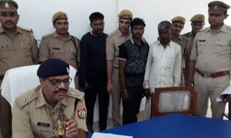 कासगंज पुलिस ने अवैध अंग्रेजी शराब व स्विफ्ट कार समेत 1 अभियुक्त किया गिरफ्तार