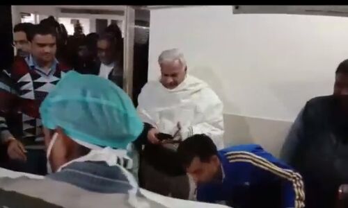 मधुमखियों के हमले से मंत्री के पिता की मौत