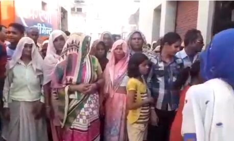 मन्दिर में मूर्ति रखने को लेकर हुए विवाद में दलित समाज के लोगो ने दी धर्म परिवर्तन की करने धमकी, डीएम कार्यालय पहुँचे