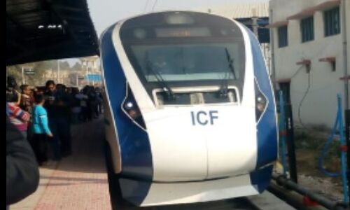 सात घण्टे से भी कम समय मे दिल्ली से प्रयागराज पहुंची स्वदेशी सेमी बुलेट ट्रेन 18 सात घण्टे से भी कम समय मे दिल्ली से प्रयागराज पहुंची स्वदेशी सेमी बुलेट ट्रेन 18