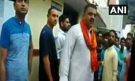 लाइव वीडियो देखें: किस तरह बीजेपी विधायक ने उठाया महिला पुलिस की सब इंस्पेक्टर पार हाथ, दी भद्दी भद्दी गालियाँ