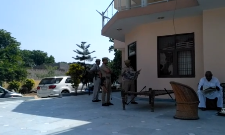 ग्रेटर नोएडा प्राधिकरण के पूर्व जीएम और बीजेपी नेता रविन्द्र तोंगड के घर पर इनकम टेक्स का छापा