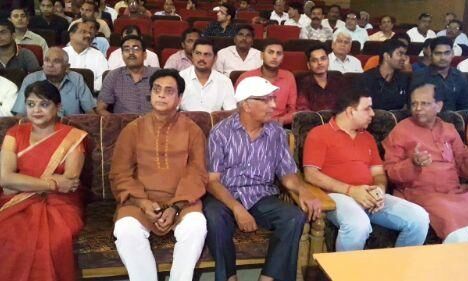 एक शाम शहीदों के नाम कवि सम्मेलन में शामिल होने पहुंचे मोती सिंह मंत्री एक शाम शहीदों के नाम कवि सम्मेलन में शामिल होने पहुंचे मोती सिंह मंत्री