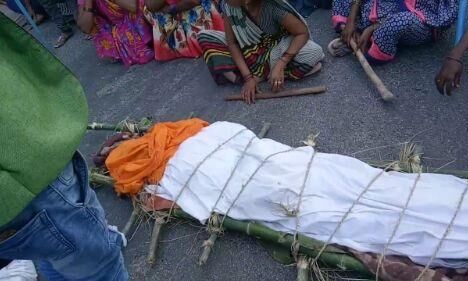 शव दफनाने को लेकर चले लाठी डंडे, पुलिस और प्रसाशन परेशान, लोंगों ने किया रोड जाम