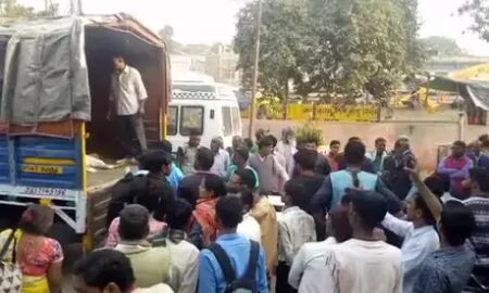 हाथरस: तेज रफ्तार में पलटा ट्रैक्टर , तीन की मौत