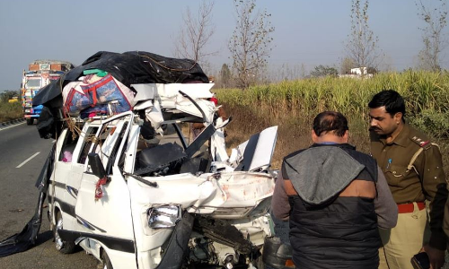 बरेली में दर्दनाक हादसा, तेज रफ़्तार कार ट्रक में जा घुसी एक ही परिवार के 4 लोगों की मौत, 5 घायल