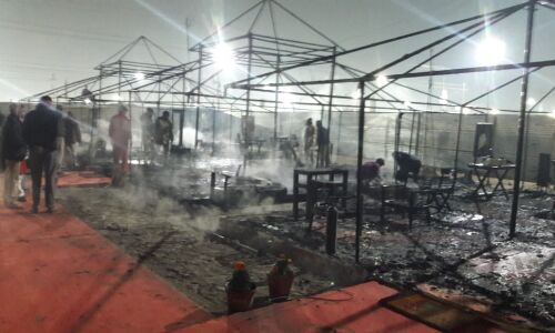 कुंभ में लगी आग, बिहार के राज्यपाल लाल जी टंडन बाल बाल बचे, मोबाइल, चश्मा, घड़ी जल कर खाक कुंभ में लगी आग, बिहार के राज्यपाल लाल जी टंडन बाल बाल बचे, मोबाइल, चश्मा, घड़ी जल कर खाक