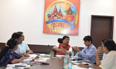 शहर एवं कुंभ मेला क्षेत्र के सौन्दर्यीकरण के कार्यो की मण्डलायुक्त ने की कड़ी समीक्षा