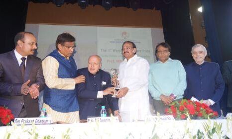 पहला अंतर-राष्ट्रीय कृषि पुरुस्कार देश में हरित क्रांति के जनक स्वामीनाथन को, वेंकैया बोले कृषि क्षेत्र में विश्वगुरू हैं स्वामीनाथन पहला अंतर-राष्ट्रीय कृषि पुरुस्कार देश में हरित क्रांति के जनक स्वामीनाथन को, वेंकैया बोले कृषि क्षेत्र में विश्वगुरू हैं स्वामीनाथन