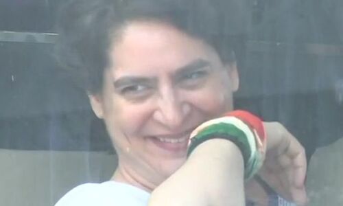 कुछ यूँ हाथों में पहनकर पहुंची प्रियंका मोदी के गुजरात