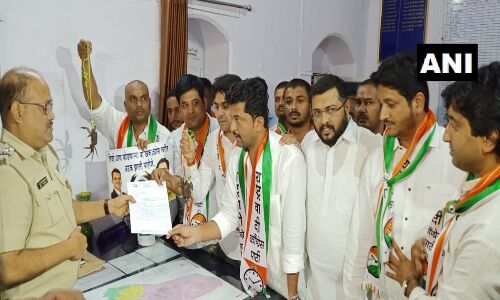 राकांपा के कार्यकर्ताओं ने महाराष्ट्र सरकार के खिलाफ किया विरोध प्रदर्शन, केकड़ों के खिलाफ दर्ज कराई एफआईआर