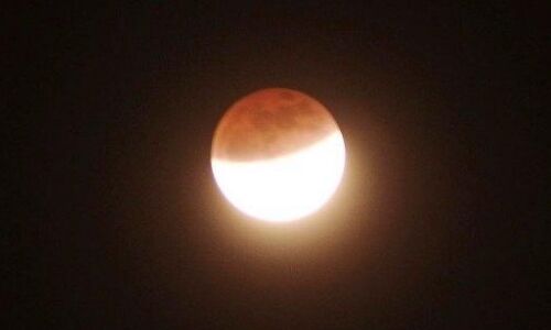 चंद्र ग्रहण के समय गर्भवती महिलाएं रखें विशेष ध्यान चंद्र ग्रहण के समय गर्भवती महिलाएं रखें विशेष ध्यान