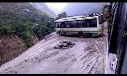 हिमाचल प्रदेश में पहाड़ मौत बनकर गिरा , भाजपा नेता समेत 11 की मौत हिमाचल प्रदेश में पहाड़ मौत बनकर गिरा , भाजपा नेता समेत 11 की मौत
