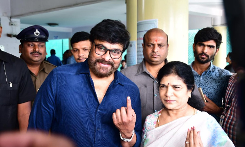 तेलंगाना चुनाव : वोटिंग की लाइन में दिखे अभिनेता चिरंजीवी, अल्लू अर्जुन और नागार्जुन