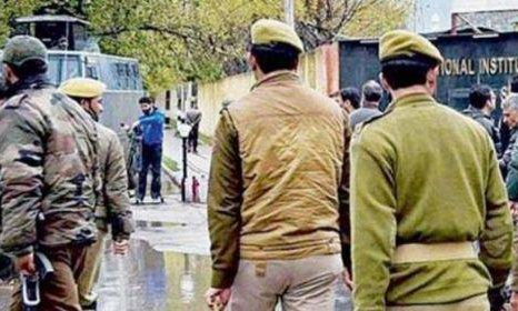 श्रीनगर में विधायक का सुरक्षाकर्मी पांच AK-47 सहित नौ राइफल लेकर फरार, सर्च ऑपरेशन जारी श्रीनगर में विधायक का सुरक्षाकर्मी पांच AK-47 सहित नौ राइफल लेकर फरार, सर्च ऑपरेशन जारी