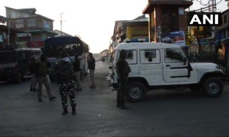 जम्मू-कश्मीर: कुलगाम एनकाउंटर में सुरक्षा बलों ने तीन आतंकियों को किया ढेर, 1 जवान घायल जम्मू-कश्मीर: कुलगाम एनकाउंटर में सुरक्षा बलों ने तीन आतंकियों को किया ढेर, 1 जवान घायल