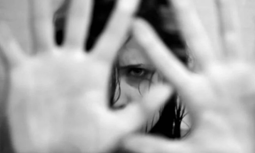 स्कूल के सामने बच्चियों को देखकर पुलिसवाला करता था हस्तमैथुन, युवकों ने रंगे हाथों पकड़ा स्कूल के सामने बच्चियों को देखकर पुलिसवाला करता था हस्तमैथुन, युवकों ने रंगे हाथों पकड़ा