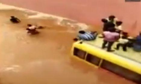 VIRAL VIDEO : पानी से भरे अंडरपास में डूबी स्कूली बस, छत पर फंसे बच्चों की ऐसी बची जान