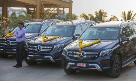 हीरा कारोबारी ने अपने कर्मचारियों को गिफ्ट की मर्सिडीज कार हीरा कारोबारी ने अपने कर्मचारियों को गिफ्ट की मर्सिडीज कार