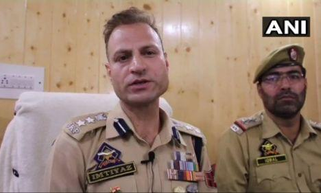 कश्मीर में 9 साल की मासूम से गैंगरेप, आंखे निकाल कर एसिड से जलाया गया! सौतेले भाई समेत 5 गिरफ्तार कश्मीर में 9 साल की मासूम से गैंगरेप, आंखे निकाल कर एसिड से जलाया गया! सौतेले भाई समेत 5 गिरफ्तार