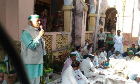 किसानों ने जिलाधिकारी कार्यालय का किया घेराव