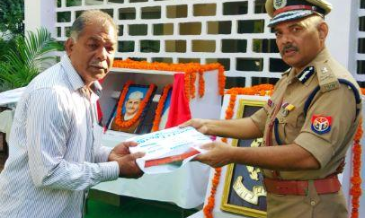 एडीजी प्रेम प्रकाश ने गांधी जयंती पर कर्मचारियों को बांटे कपड़े