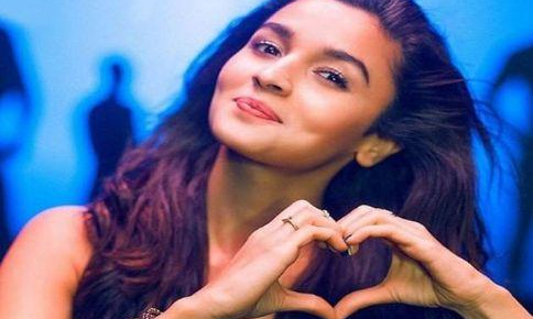 आलिया भट्ट ने बताया कब की पहली Kiss, कब हुआ था पहला ब्रेकअप, देखिए- VIDEO