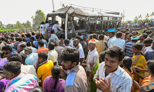 कर्नाटक में भीषण हादसा, मांडया में तेज रफ्तार बस नहर में गिरी, 30 लोगों की मौत