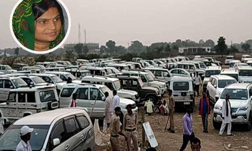 500 कार लेकर नामांकन करने पहुंची सपा की ये प्रत्याशी