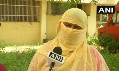 रेवाड़ी गैंगरेप केस में एसपी पर गिरी गाज, रेप पीड़िता की मां ने लौटाया मुआवजे का चेक रेवाड़ी गैंगरेप केस में एसपी पर गिरी गाज, रेप पीड़िता की मां ने लौटाया मुआवजे का चेक