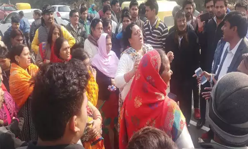 नोएडा में पार्क में नमाज के बाद अब भागवत कथा भी रोकी, बिना अनुमति धार्मिक आयोजन पर सख्ती जारी