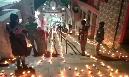 अयोध्या : हनुमानगढ़ी के संतों ने विवादित ढांचे के विध्वंस की बरसी पर मनाया विजय उत्सव, 1100 दीपक जलाए