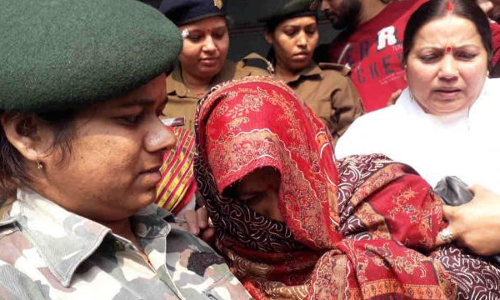 मुजफ्फपुर बालिका गृह कांड : पूर्व मंत्री मंजू वर्मा ने किया सरेंडर, कोर्ट में हुईं बेहोश मुजफ्फपुर बालिका गृह कांड : पूर्व मंत्री मंजू वर्मा ने किया सरेंडर, कोर्ट में हुईं बेहोश