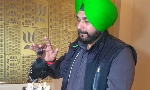 कैप्टन अमरिंदर को सिद्धू के दिए तोहफे पर बढ़ा विवाद, शिकायत दर्ज