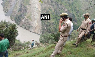 जम्मू-कश्मीर : चिनाब नदी में गिरी यात्रियों से भरी बस , करीब 11 लोगों की मौत, कई घायल जम्मू-कश्मीर : चिनाब नदी में गिरी यात्रियों से भरी बस , करीब 11 लोगों की मौत, कई घायल