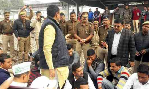 मुजफ्फरनगर में रालोद ने किया रेलवे ट्रैक जाम, हंगामा, फोर्स के साथ पहुंचे अफसर मुजफ्फरनगर में रालोद ने किया रेलवे ट्रैक जाम, हंगामा, फोर्स के साथ पहुंचे अफसर
