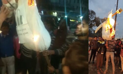 कैंडल मार्च निकालकर शहीदों को दी श्रद्धांजलि, पाक पीएम इमरान का फूंका पुतला