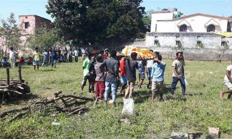 रांची: जहरीली शराब पीने से सात की मौत, कई लोगों की हालत गंभीर रांची: जहरीली शराब पीने से सात की मौत, कई लोगों की हालत गंभीर