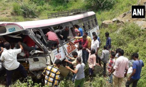 तेलंगाना में भीषण हादसा, खाई में गिरी बस, 52 की मौत