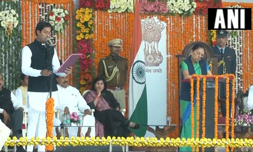 कमलनाथ सरकार के 13 कैबिनेट और 12 राज्यमंत्री ने ली शपथ, देखिए- पूरी लिस्ट... कमलनाथ सरकार के 13 कैबिनेट और 12 राज्यमंत्री ने ली शपथ, देखिए- पूरी लिस्ट...