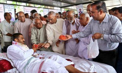 अनशन पर बैठे हार्दिक पटेल ने जारी की वसीयत, जानिए क्या है आखिरी इच्छा अनशन पर बैठे हार्दिक पटेल ने जारी की वसीयत, जानिए क्या है आखिरी इच्छा